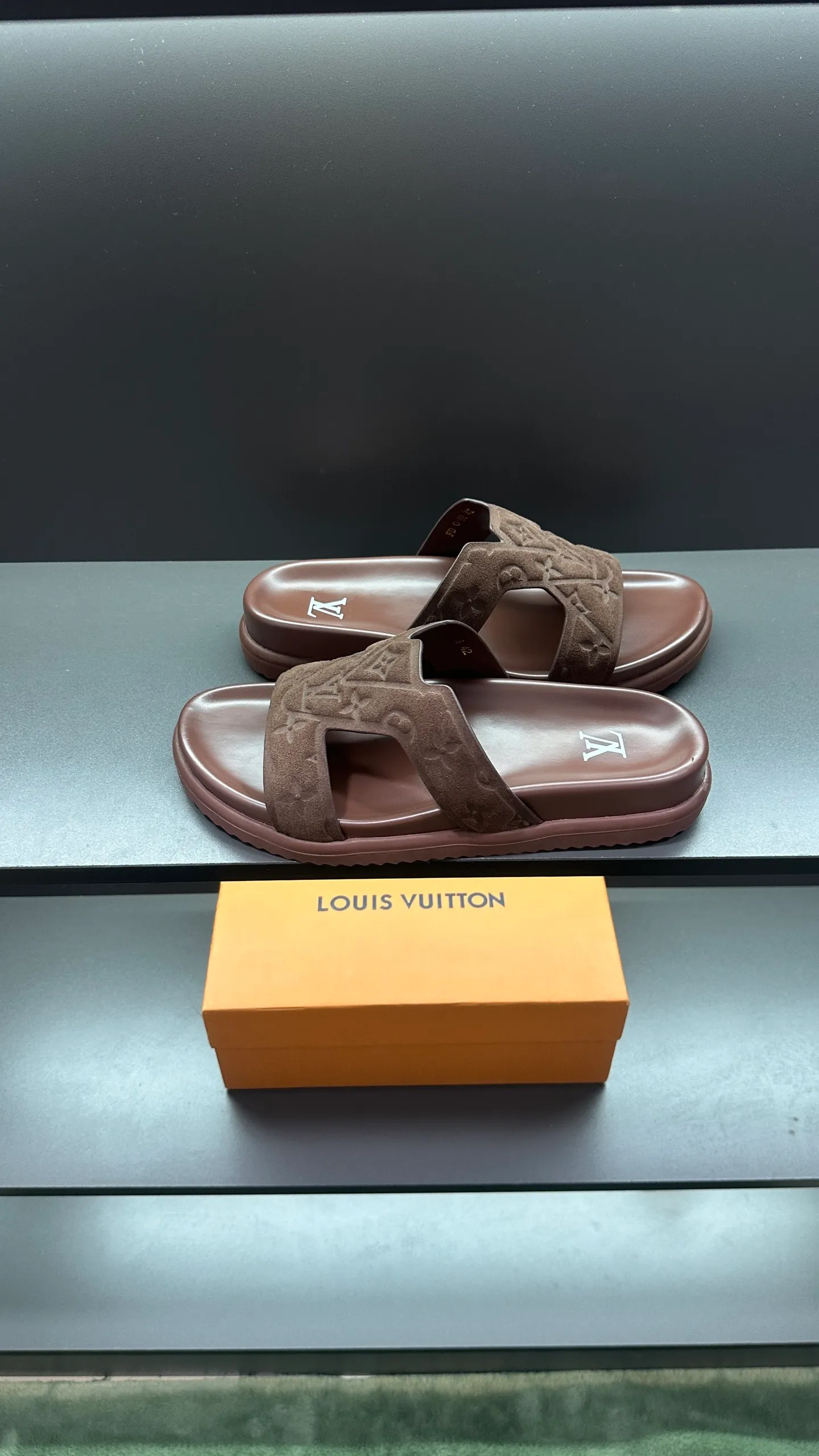P320 🔍LV Men's Spring and Summer Slippers Counter Synchronization. The uppers are imported cowhide fabric from Italy, with logo graphics and high-quality craftsmanship. The soles are: original soles specially provided by the original factory. The exclusive movable molded soles are super comfortable. The original factory follows the order. 🔍🔍High quality. You can enter and leave the counter at will. Welcome to compare. Code number 38-45 No. 058